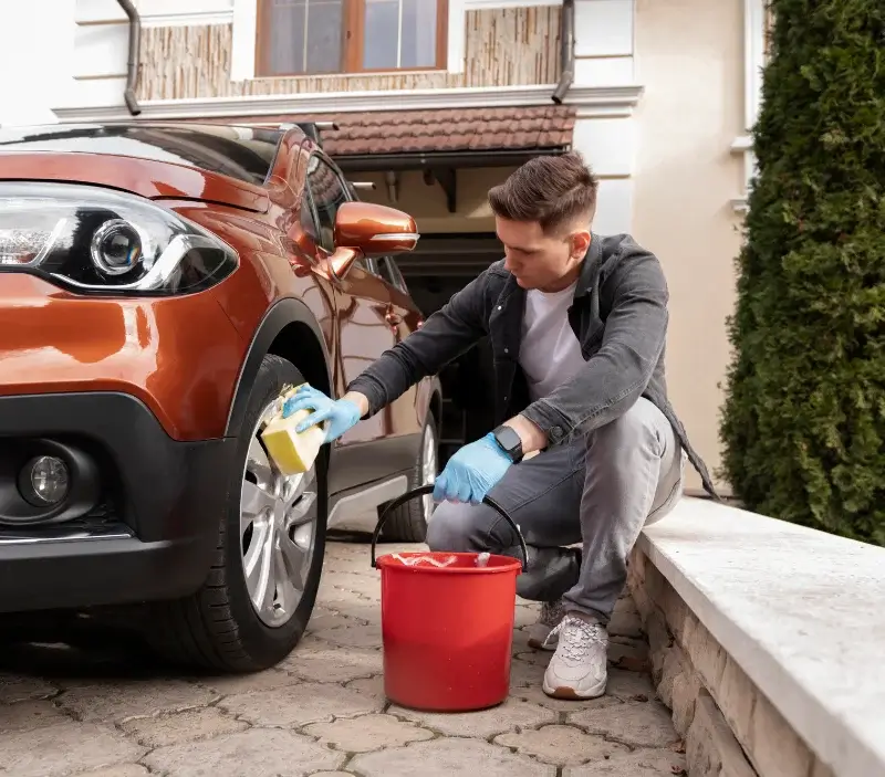 Lavage auto à domicile Domèvre-sur-Durbion : professionnel intervenant sur un véhicule